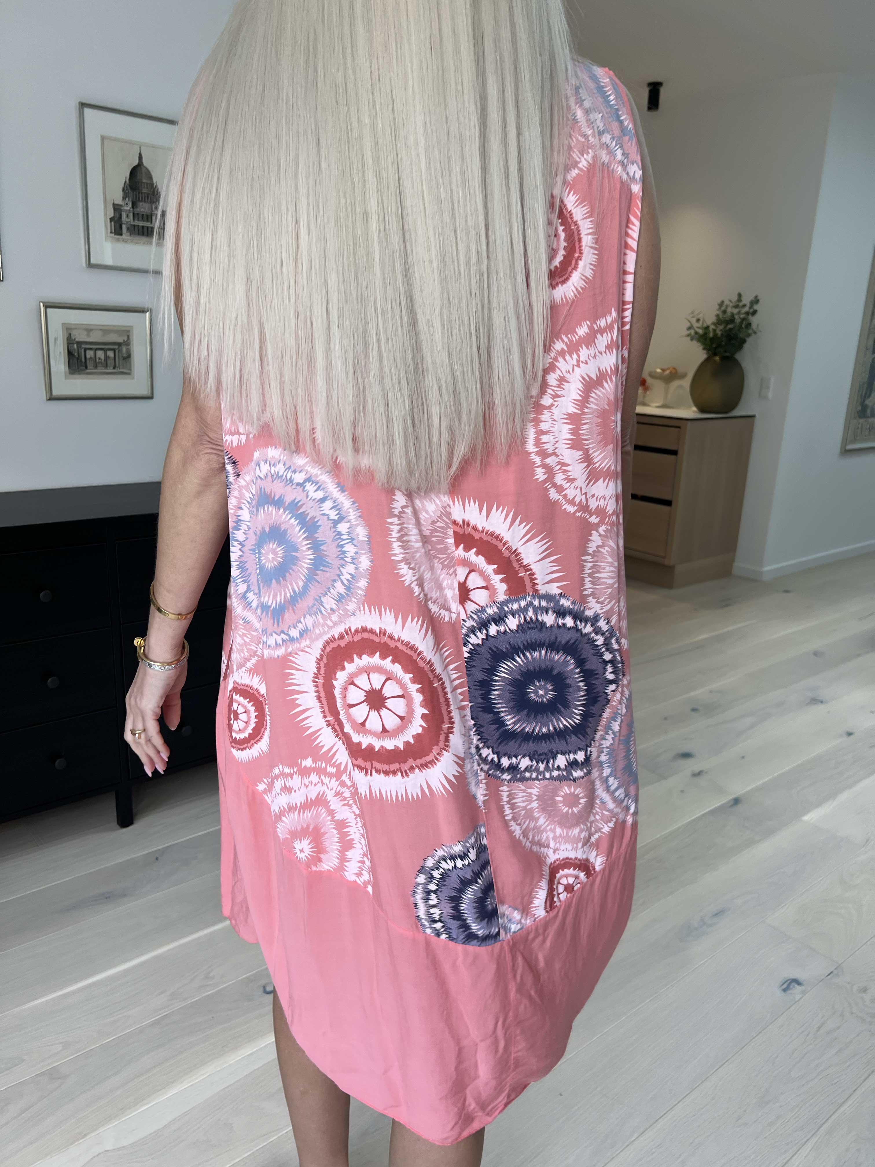 Valerie - Sommarklänning i lätt viskostyg med breda axelband